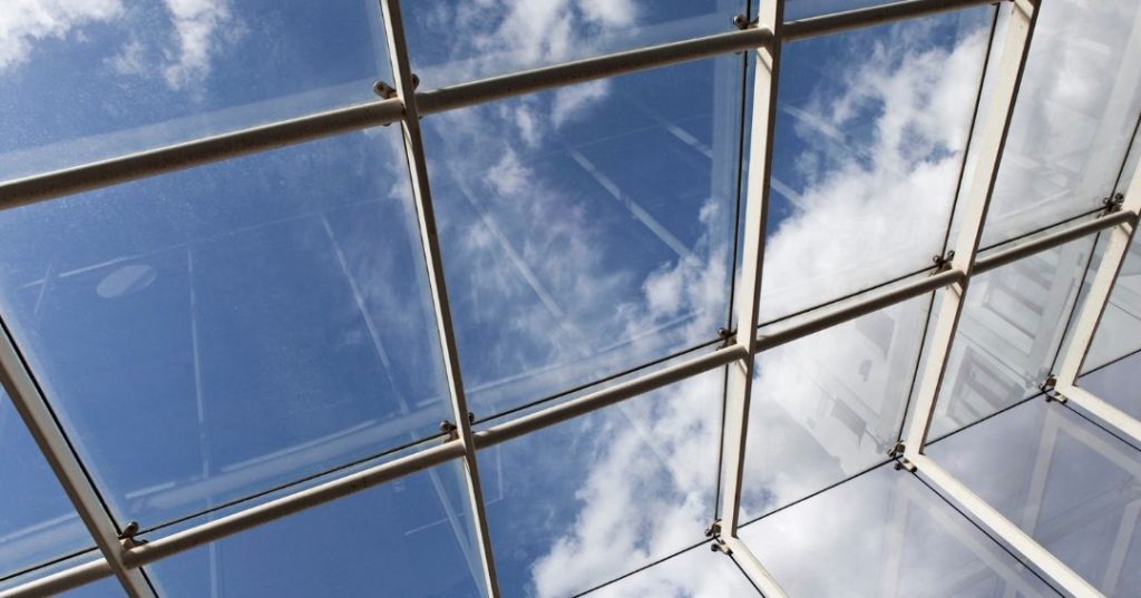 Quando Substituir Vidros Antigos em Piracicaba: Confira 4 Dicas cobertura de vidro em Piracicaba